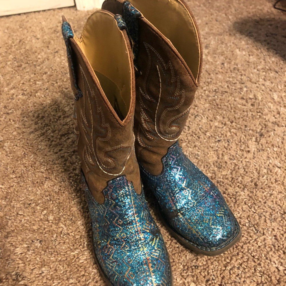 Kids sparkle Roper boots.